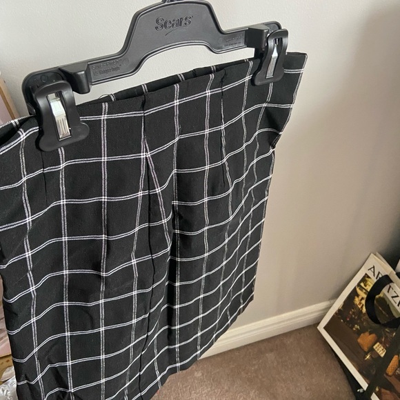 Black and white plaid mini skirt - Picture 2 of 3